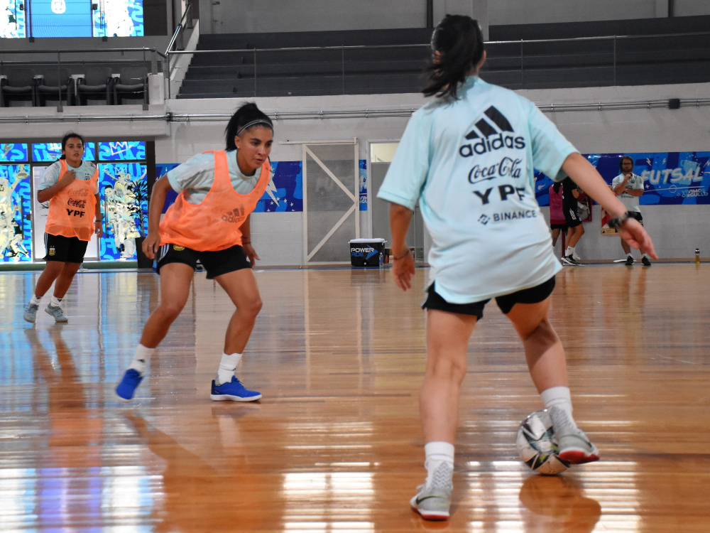 La Selección Femenina de Futsal se entrena de cara a los partidos ante Paraguay
