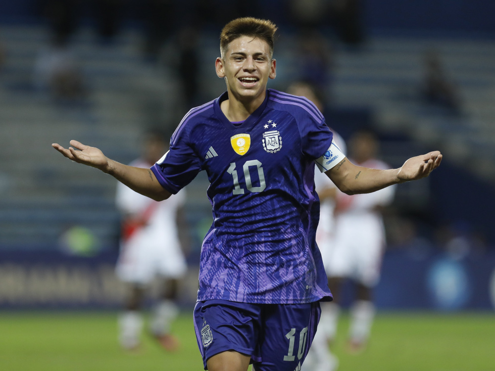 Claudio Echeverri: "Es un orgullo vestir esta camiseta"