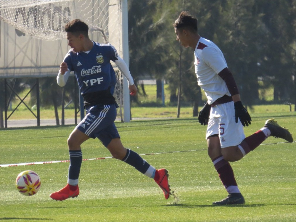 Fútbol para la Sub 15 frente a juveniles del Club Atlético Lanús