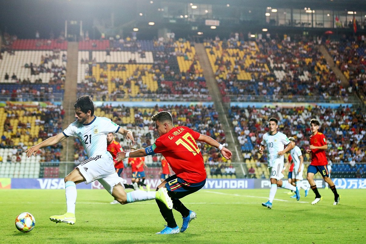 Luciano Vera en plena disputa frente a España, en duelo por la Copa del Mundo Sub 17.