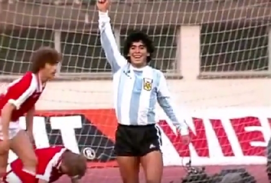 Recordado triplete de Maradona