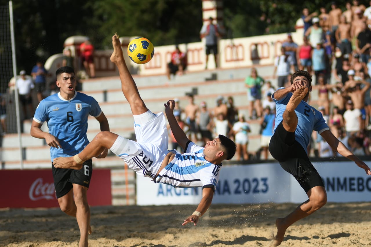 Fútbol Playa: Uruguay cayó 5-4 con Argentina y complicó chances  mundialistas en Rosario