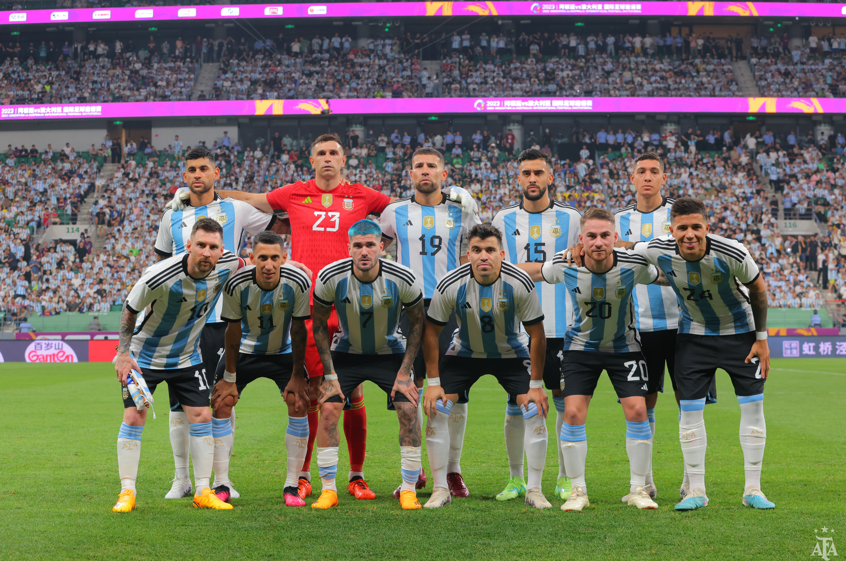 La Selección Argentina venció 2-0 a Australia con goles de Messi y Pezzella