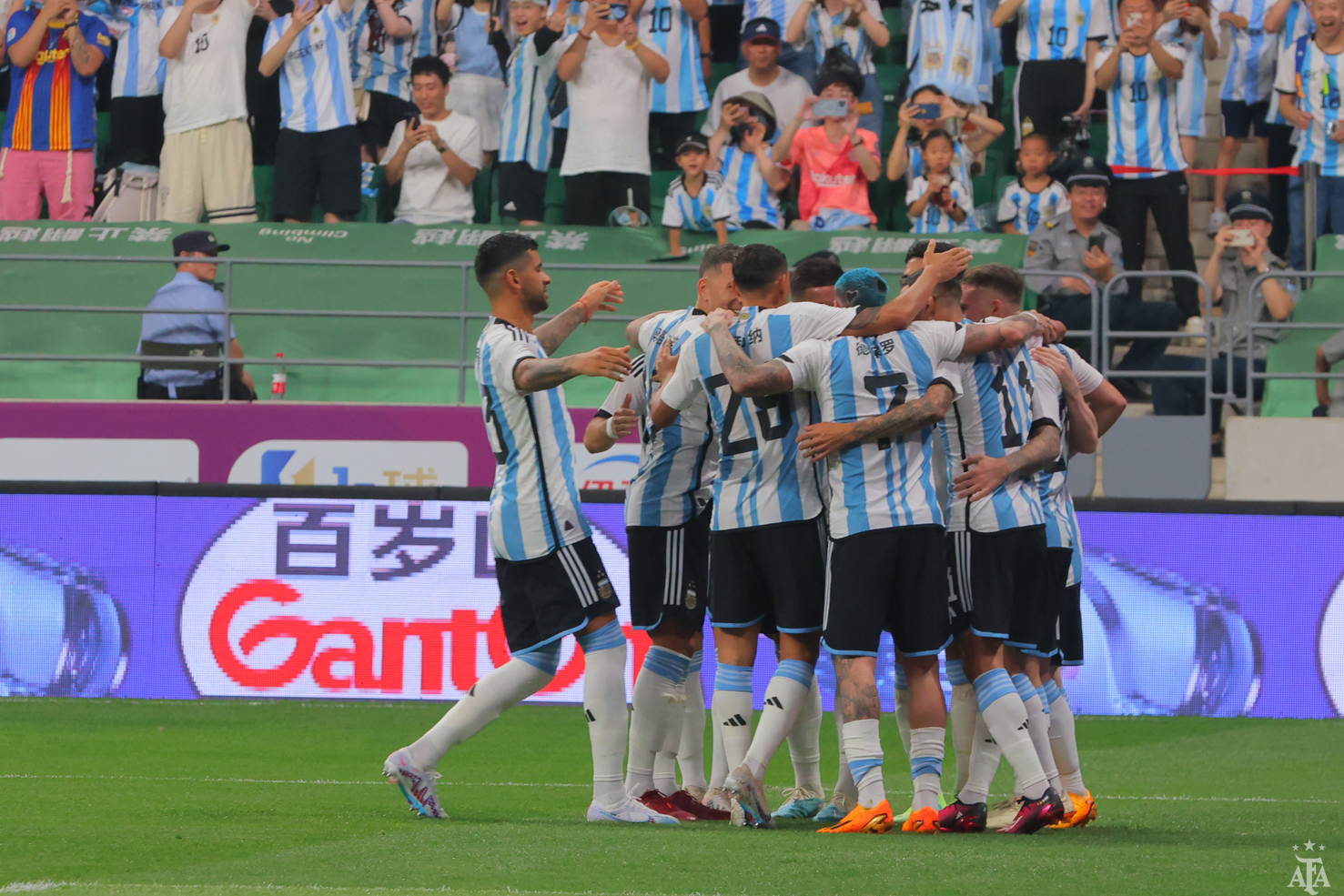 La Selección Argentina venció 2-0 a Australia con goles de Messi y Pezzella