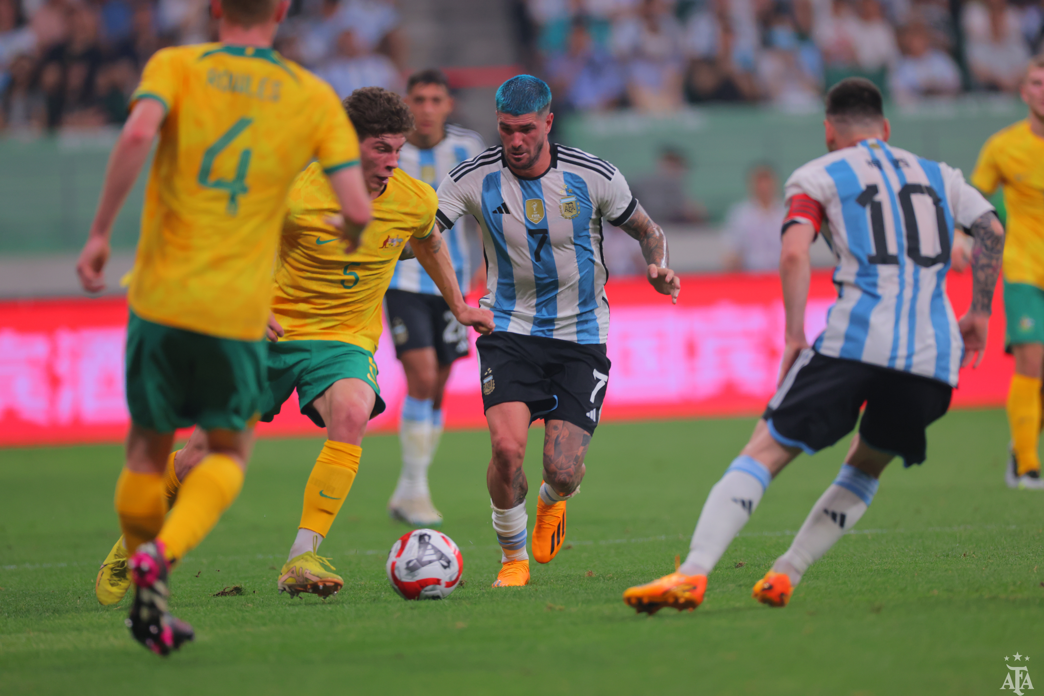 La Selección Argentina venció 2-0 a Australia con goles de Messi y Pezzella
