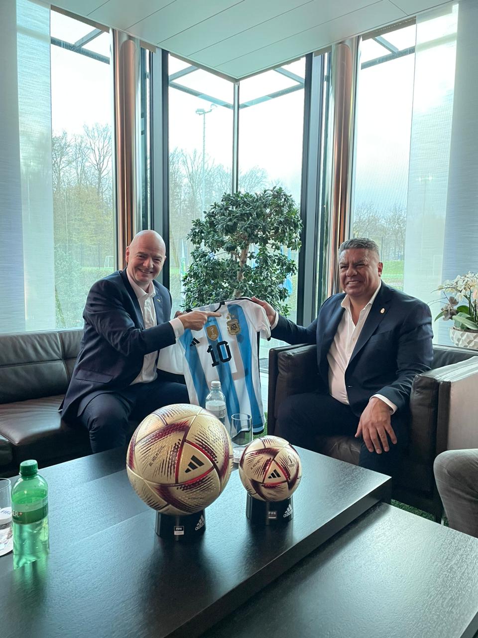 Claudio Tapia se reunió con Gianni Infantino 