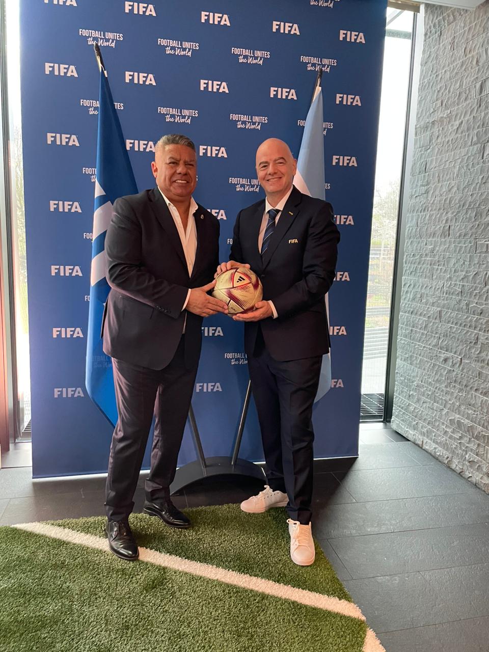 Claudio Tapia se reunió con Gianni Infantino 
