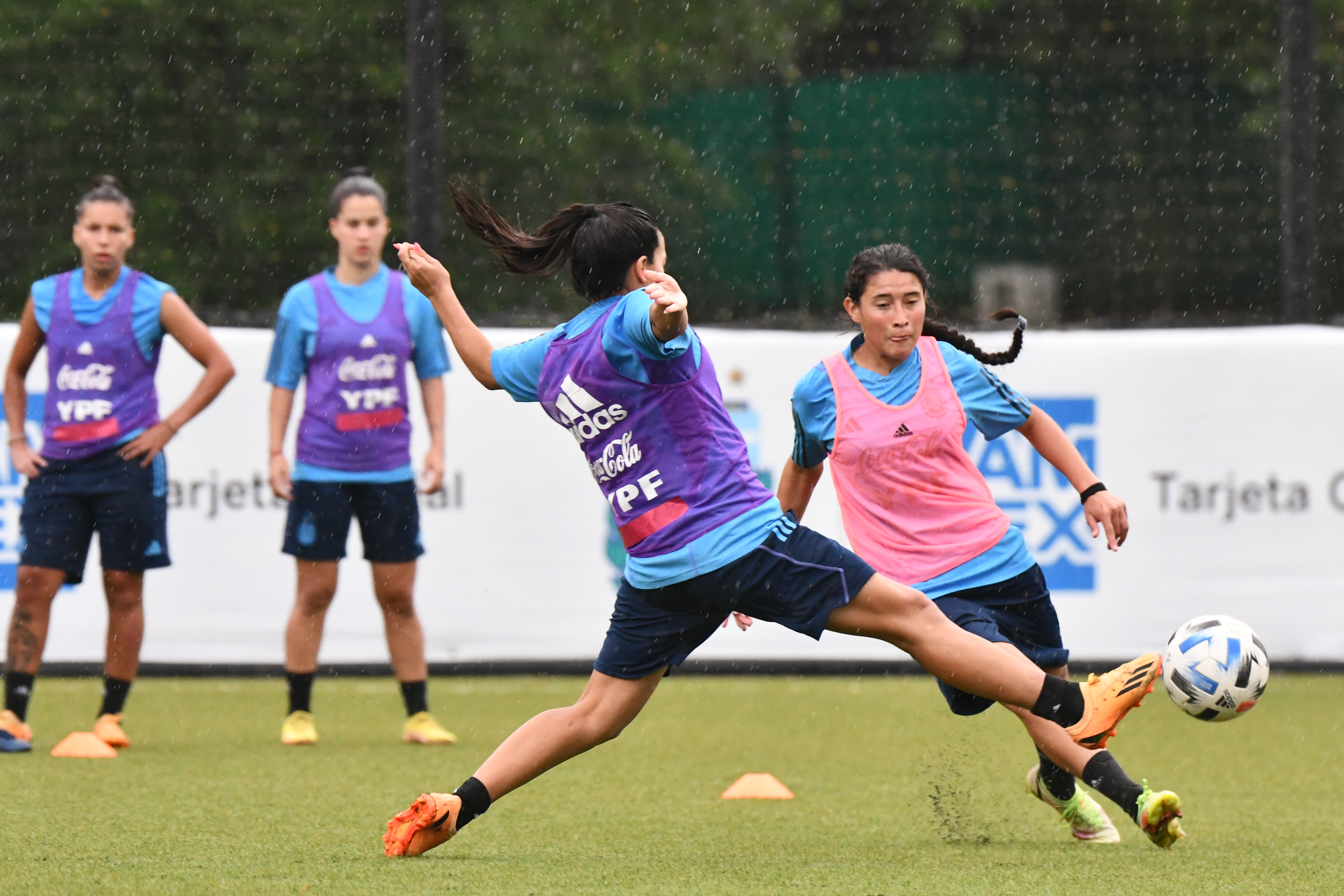 La preselección femenina mayor entrenó bajo la lluvia