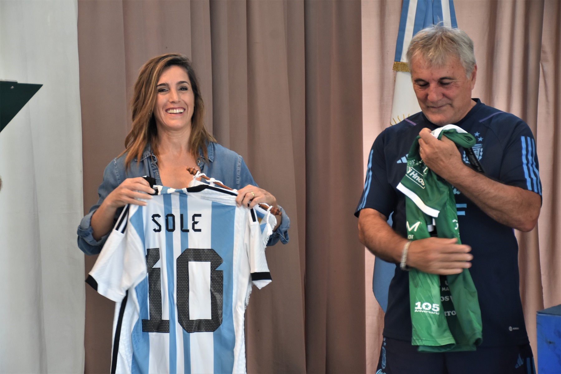 Exhibición de la Copa del Mundo en el Club Atlético 9 de Julio, de Arequito