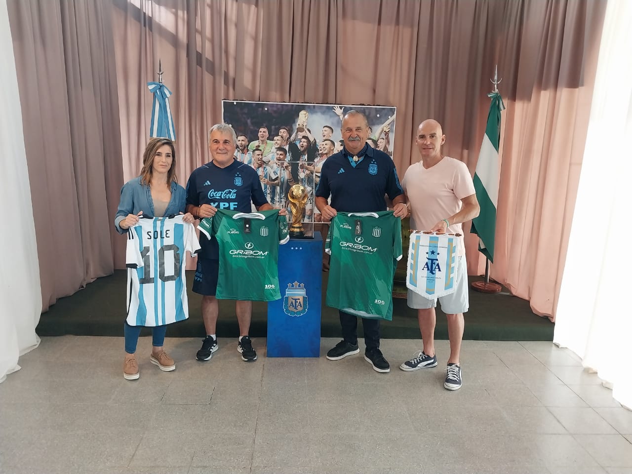 Exhibición de la Copa del Mundo en el Club Atlético 9 de Julio, de Arequito