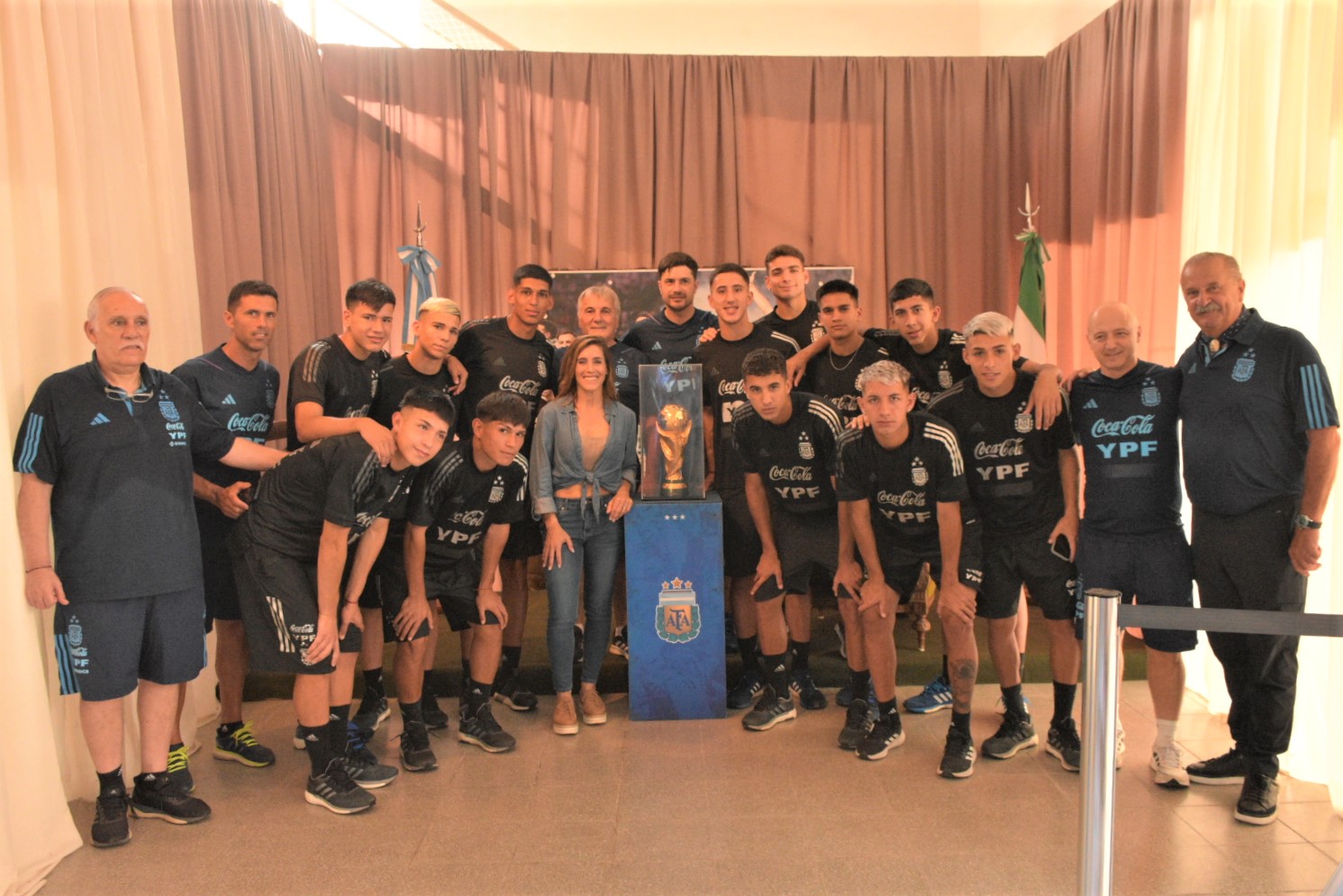 Exhibición de la Copa del Mundo en el Club Atlético 9 de Julio, de Arequito