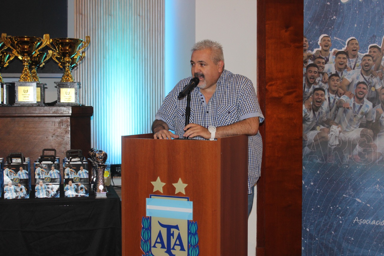 Juveniles B y CD: se entregaron copas y distinciones