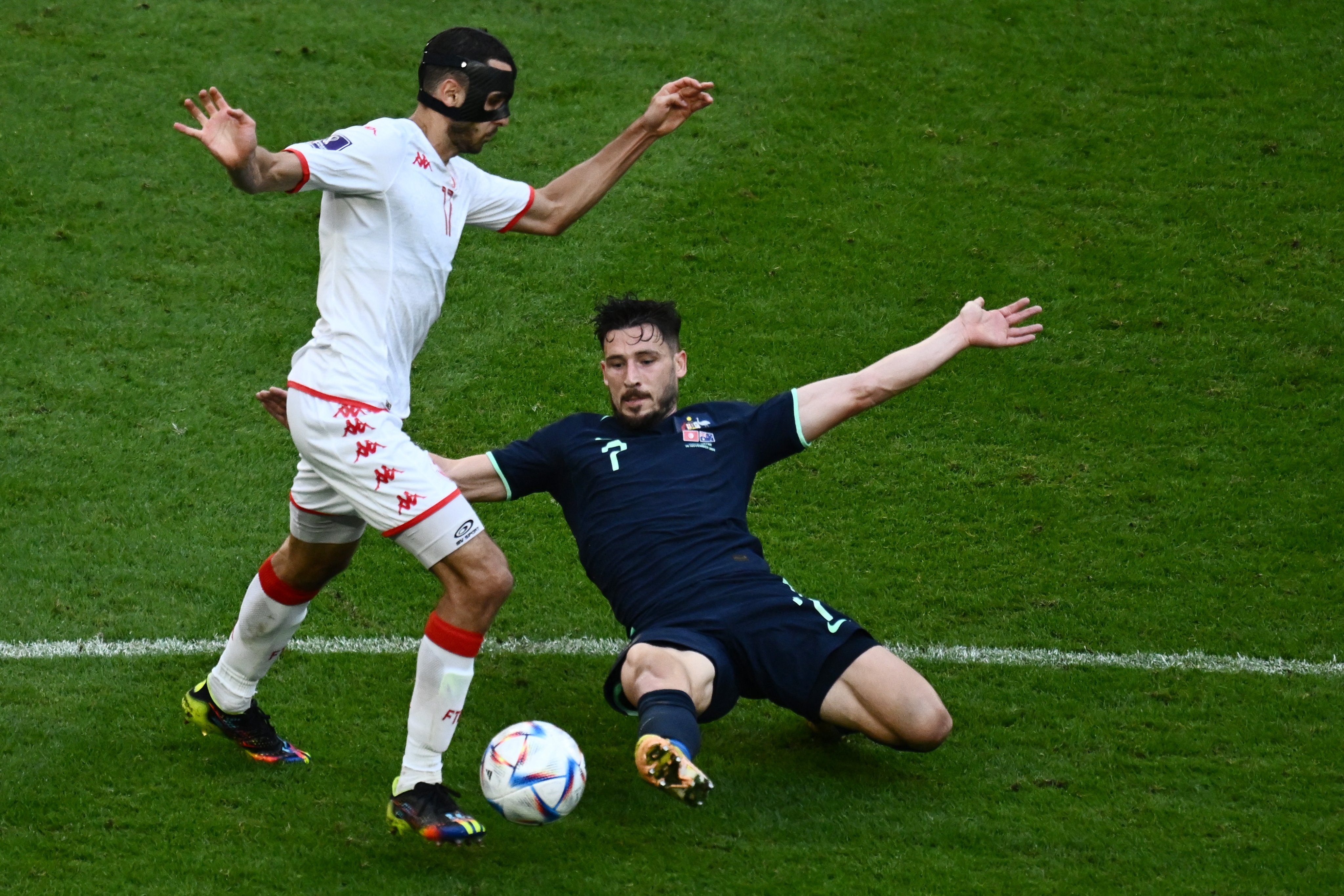 Australia venció 1-0 a Túnez en el comienzo de la jornada