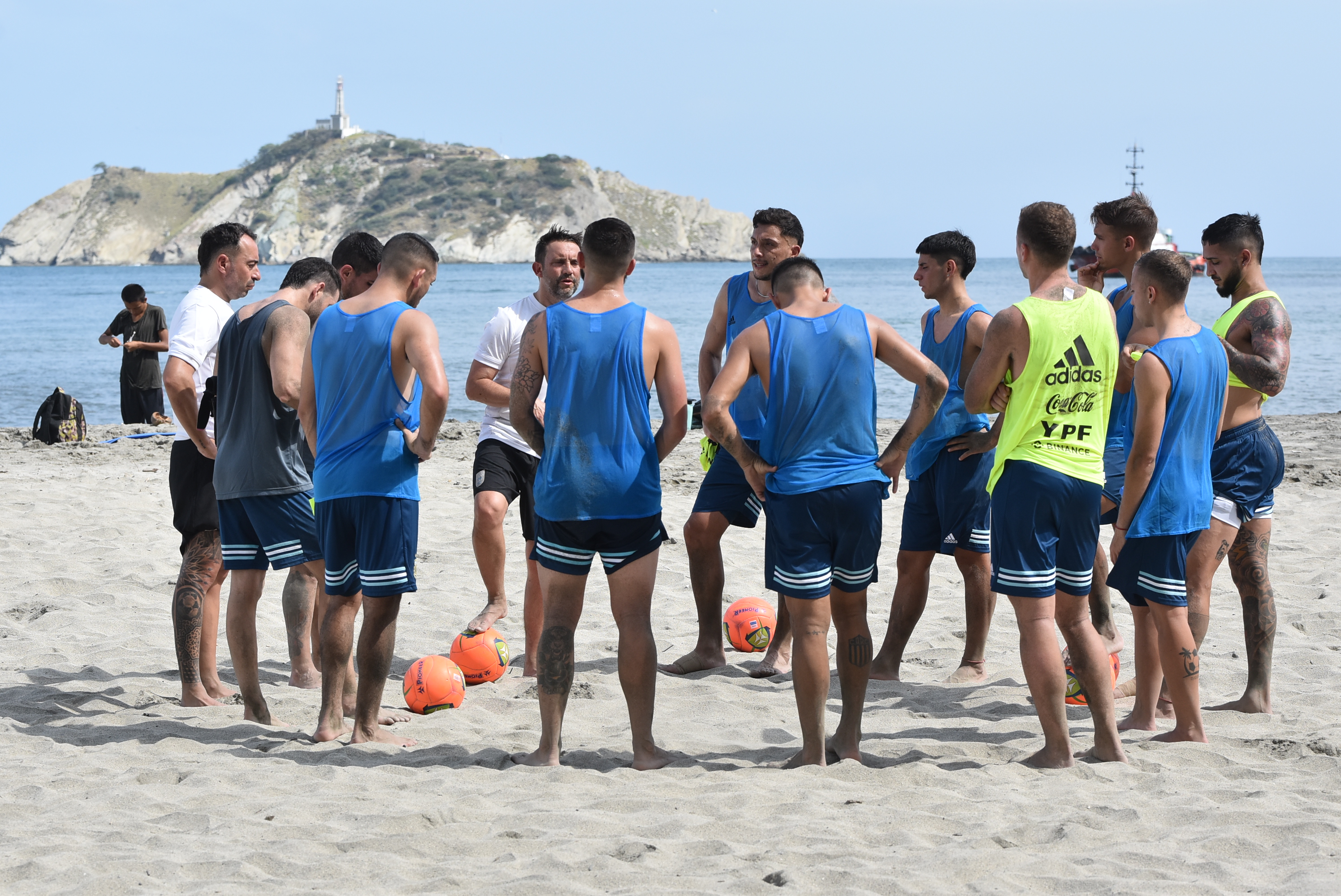 La Selección de fútbol playa volvió a trabajar en la arena de Santa Marta
