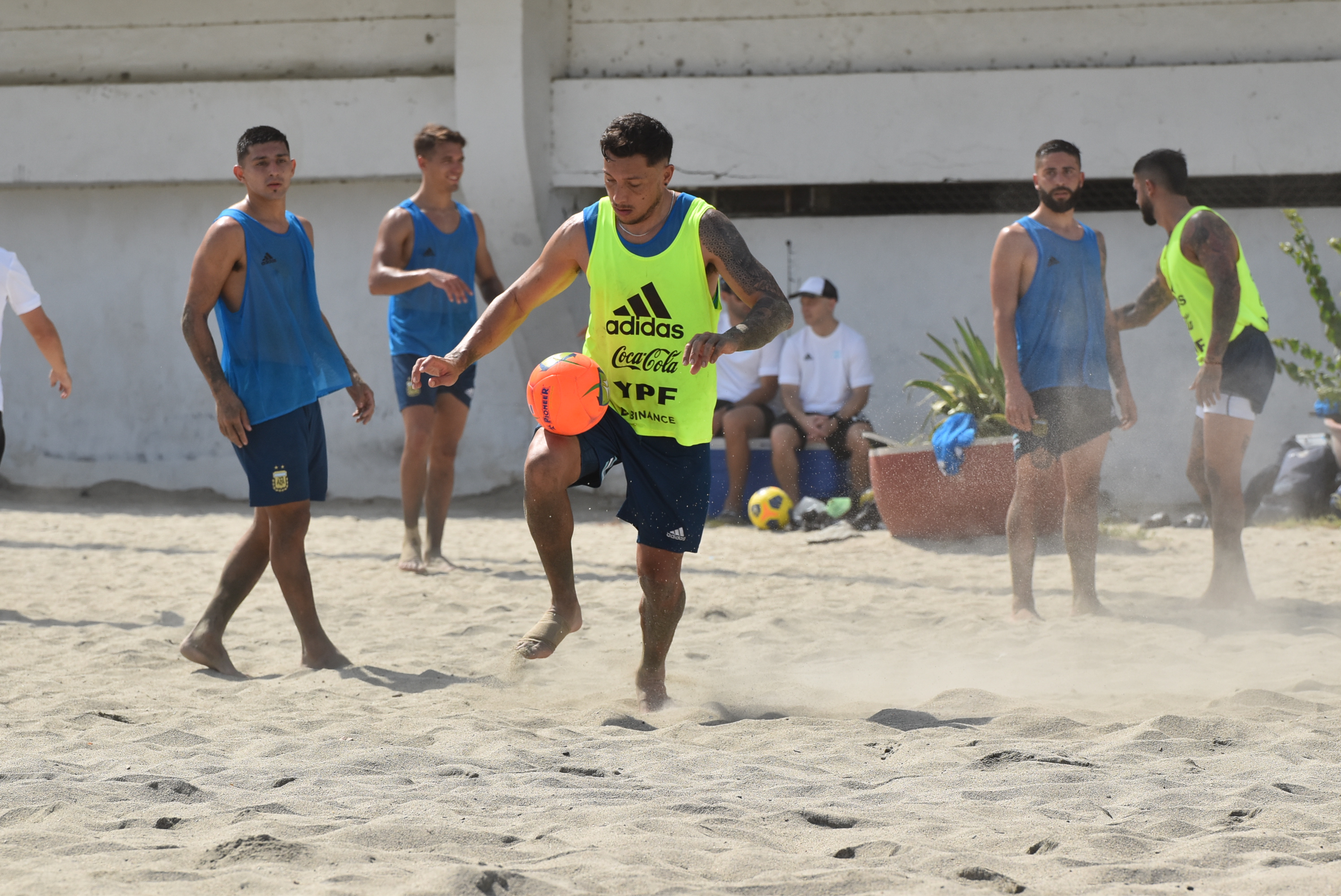 La Selección de fútbol playa volvió a trabajar en la arena de Santa Marta
