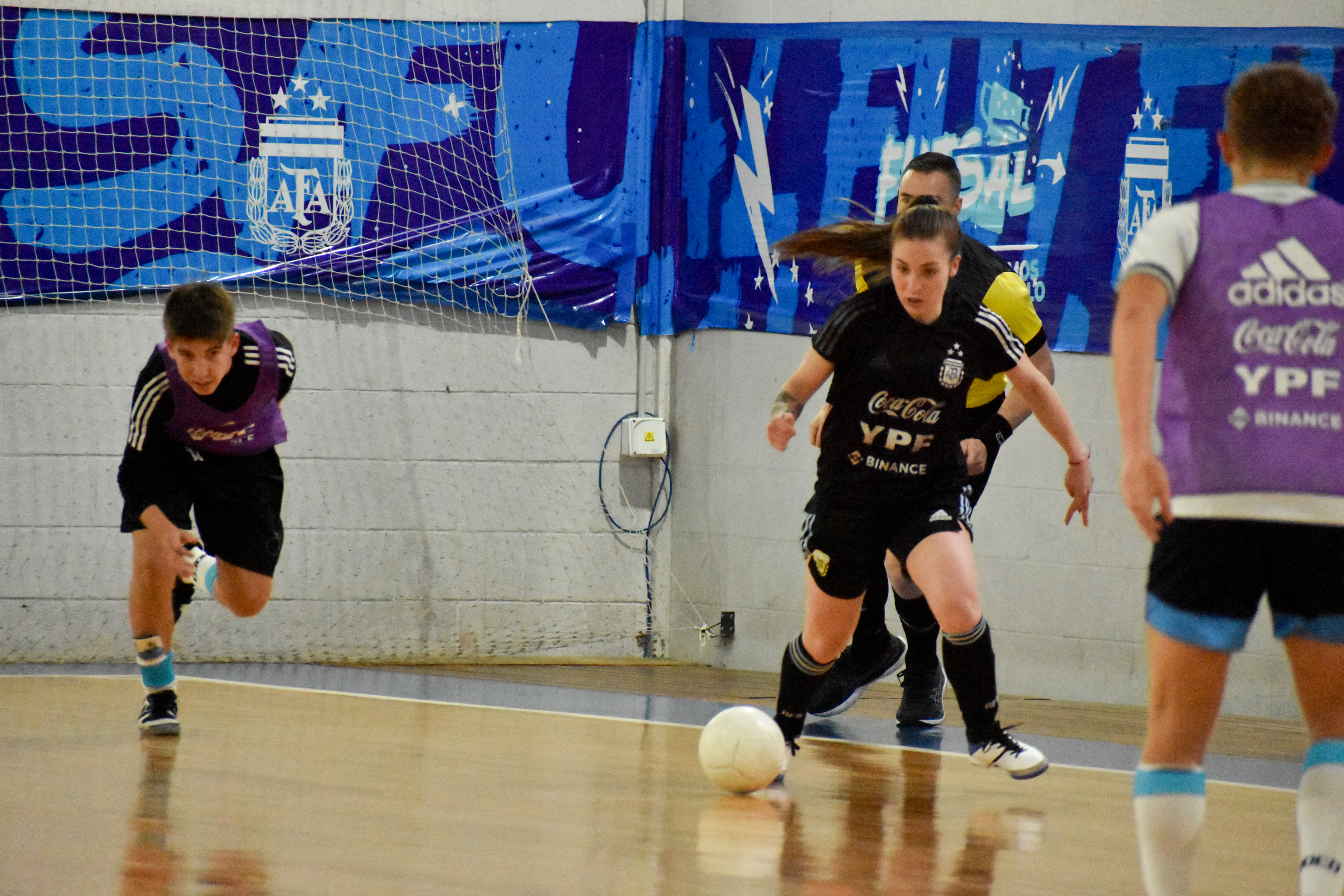 La Selección femenina de futsal completó su semana con un amistoso frente a juveniles masculinos