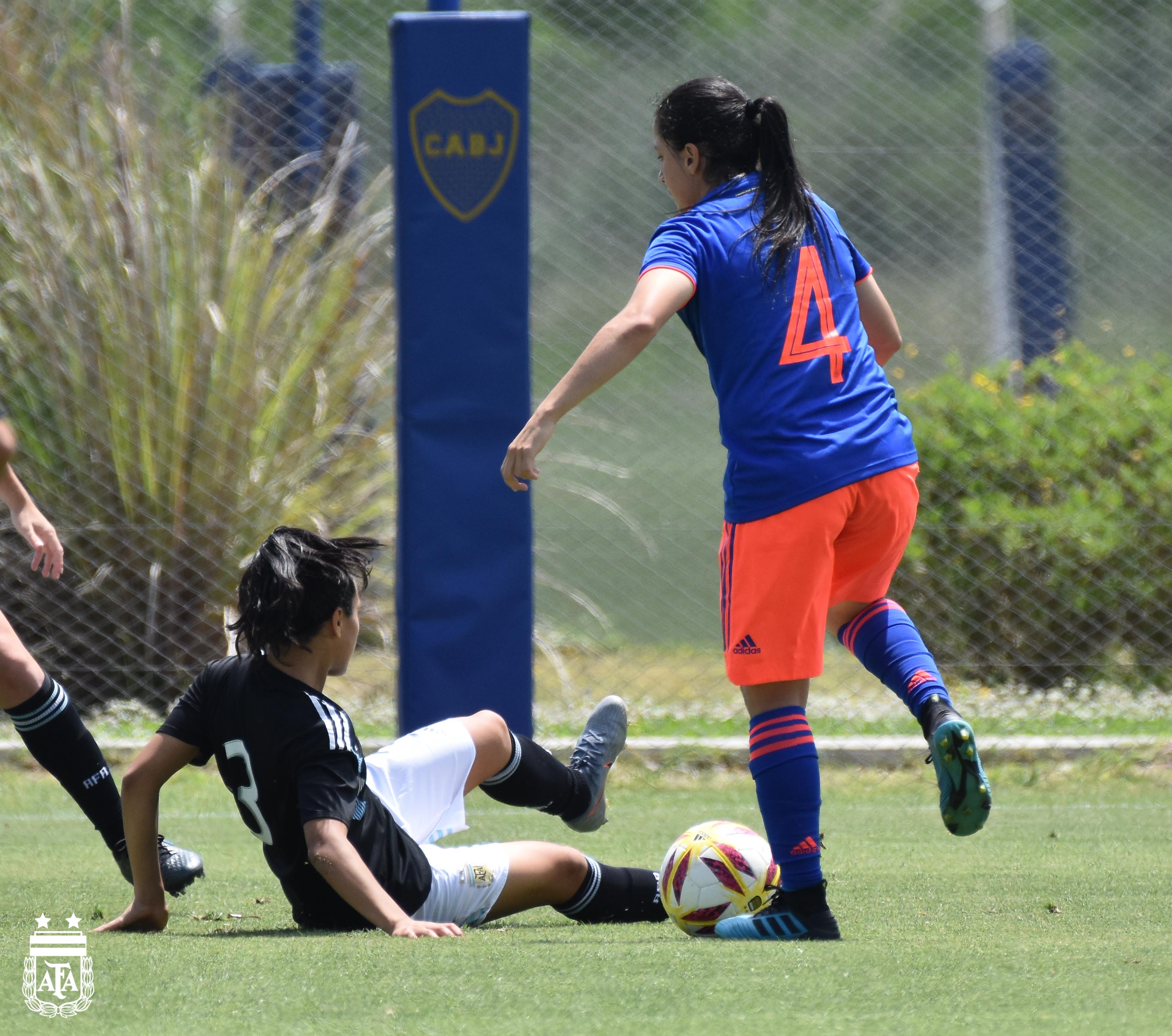 La Selección Femenina igualó 2-2 con Colombia