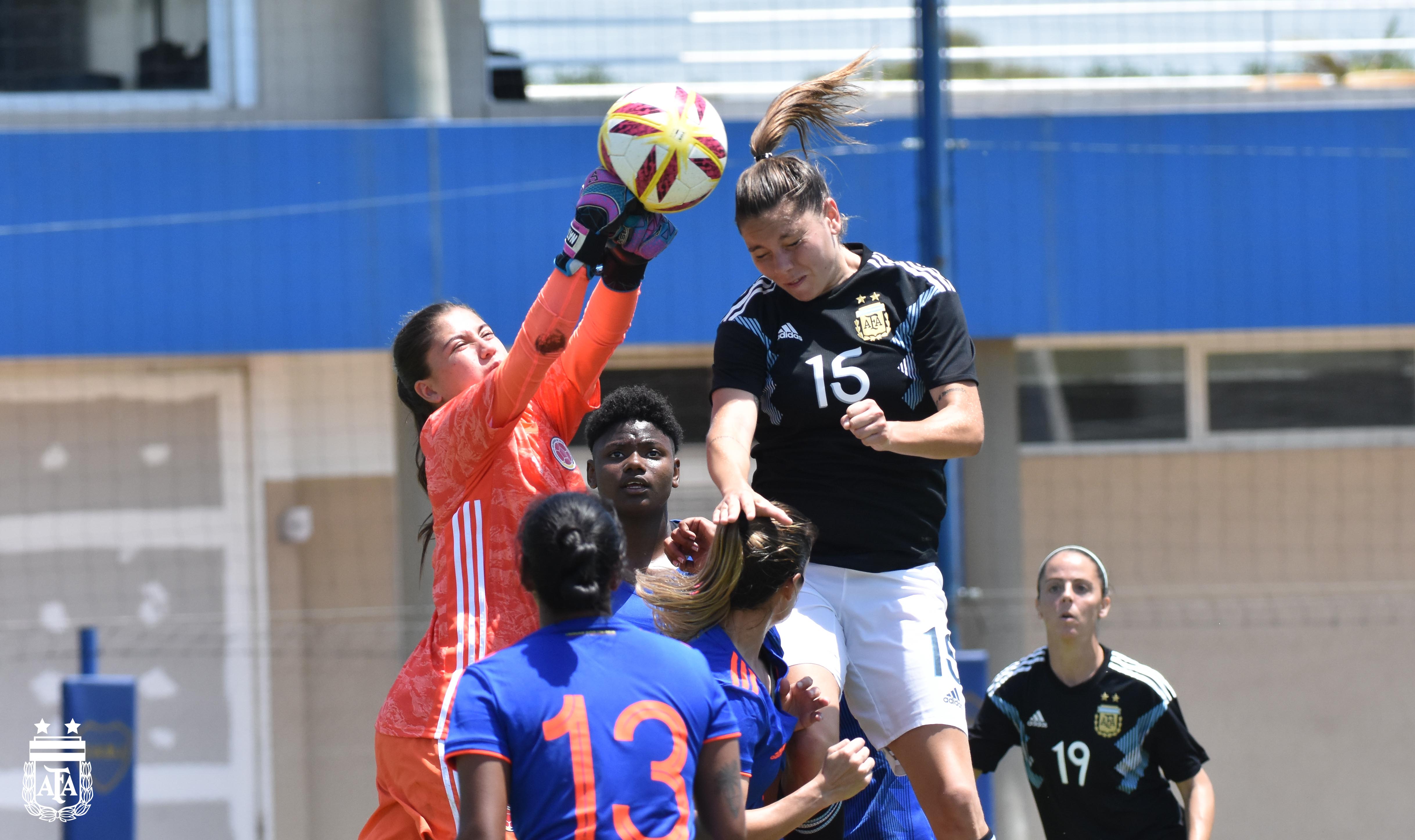 La Selección Femenina igualó 2-2 con Colombia