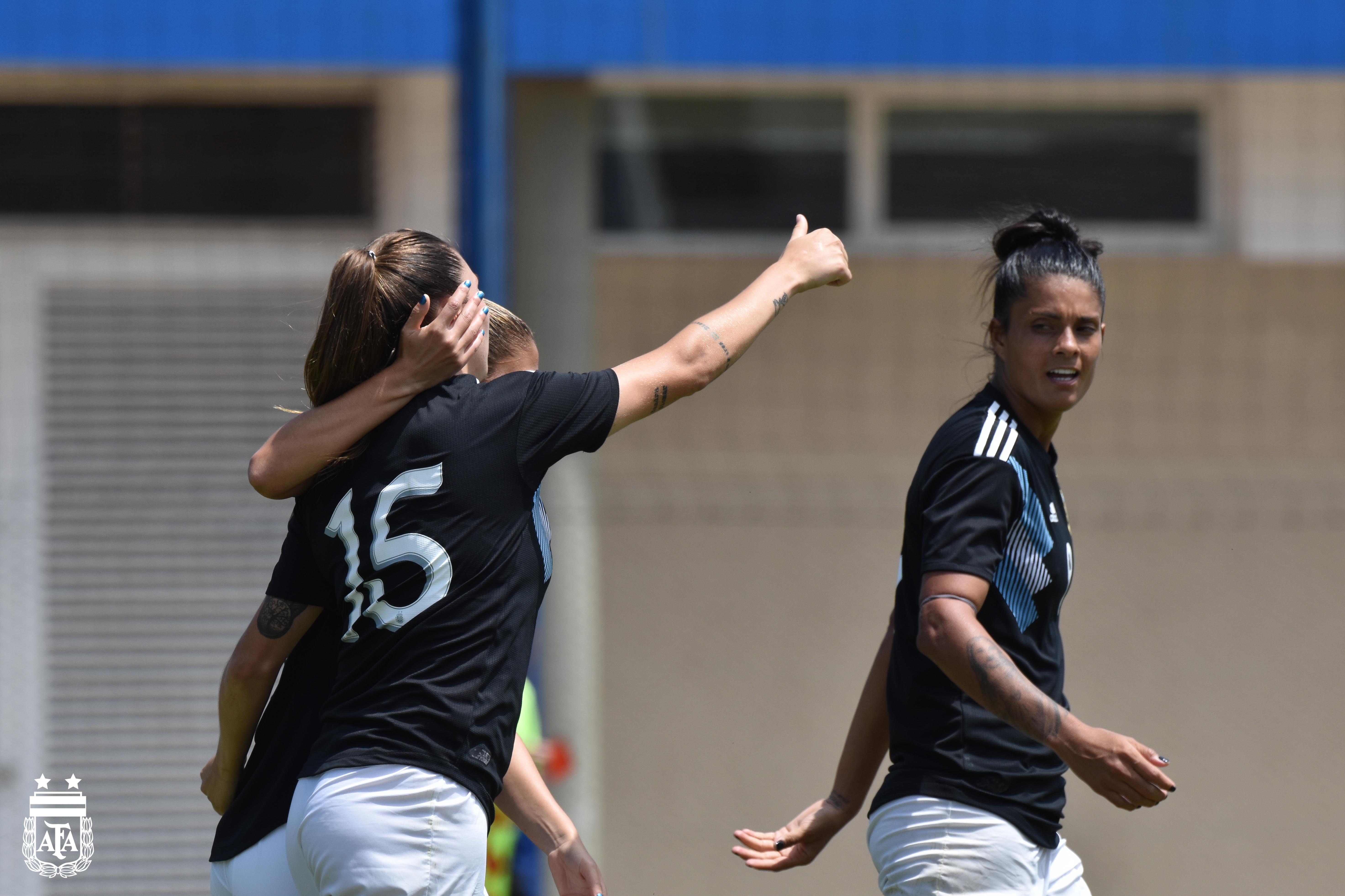 La Selección Femenina igualó 2-2 con Colombia