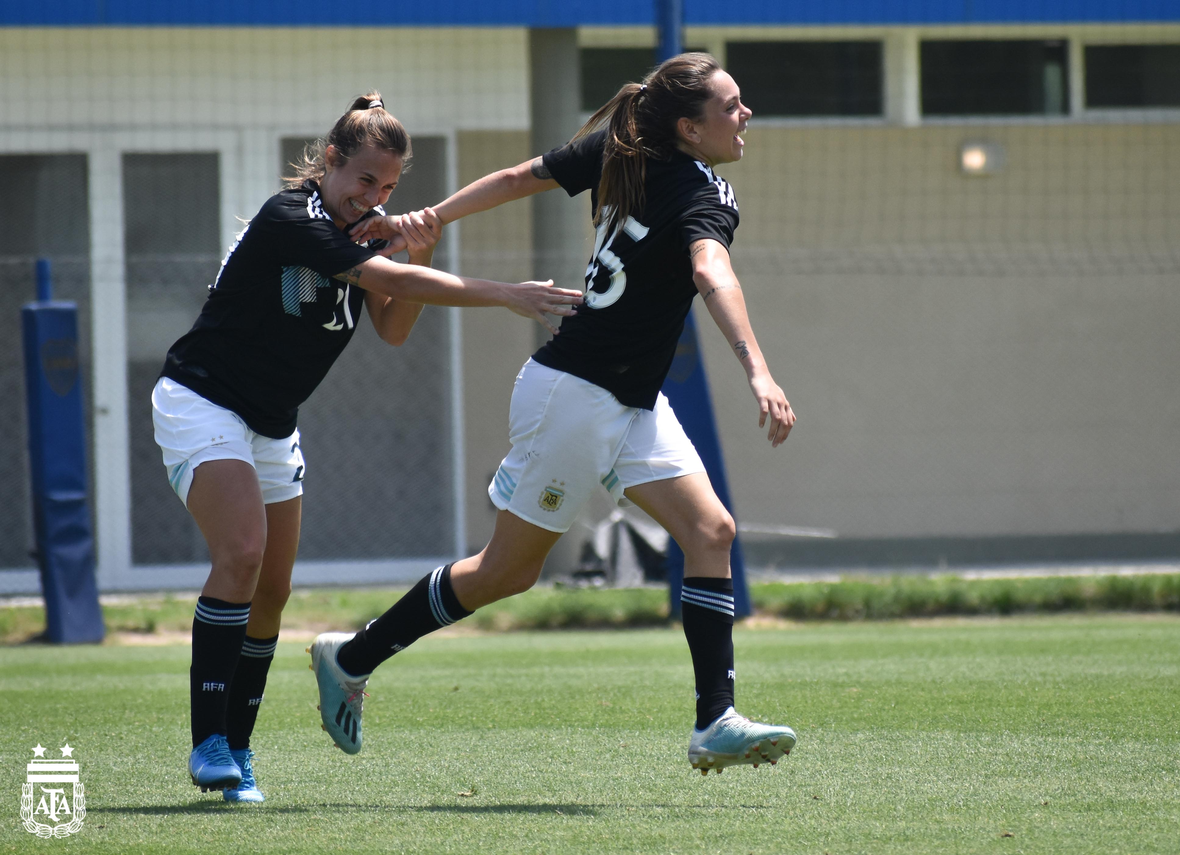 La Selección Femenina igualó 2-2 con Colombia