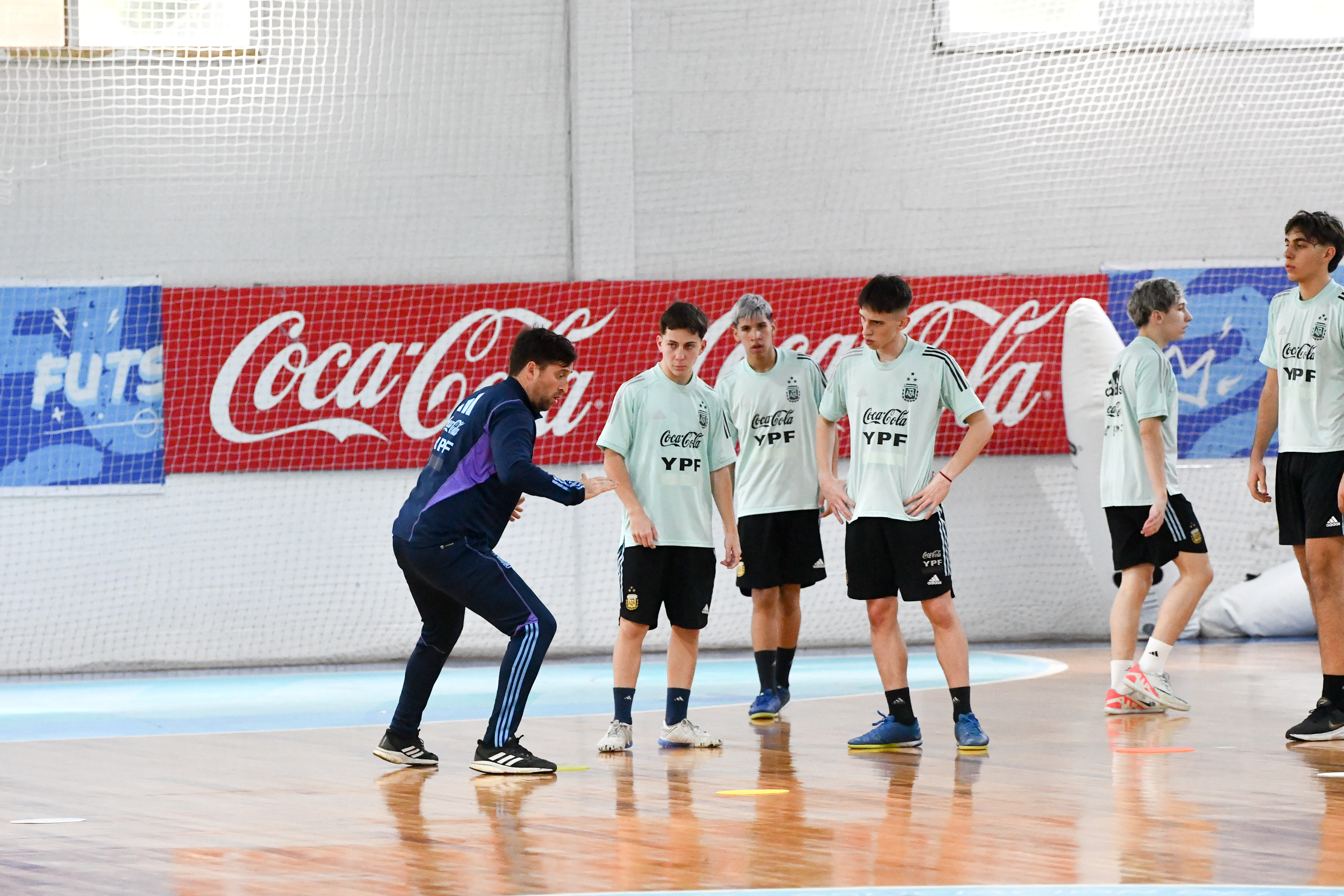La Sub 17 de futsal cerró su semana con un amistoso ante Hebraica