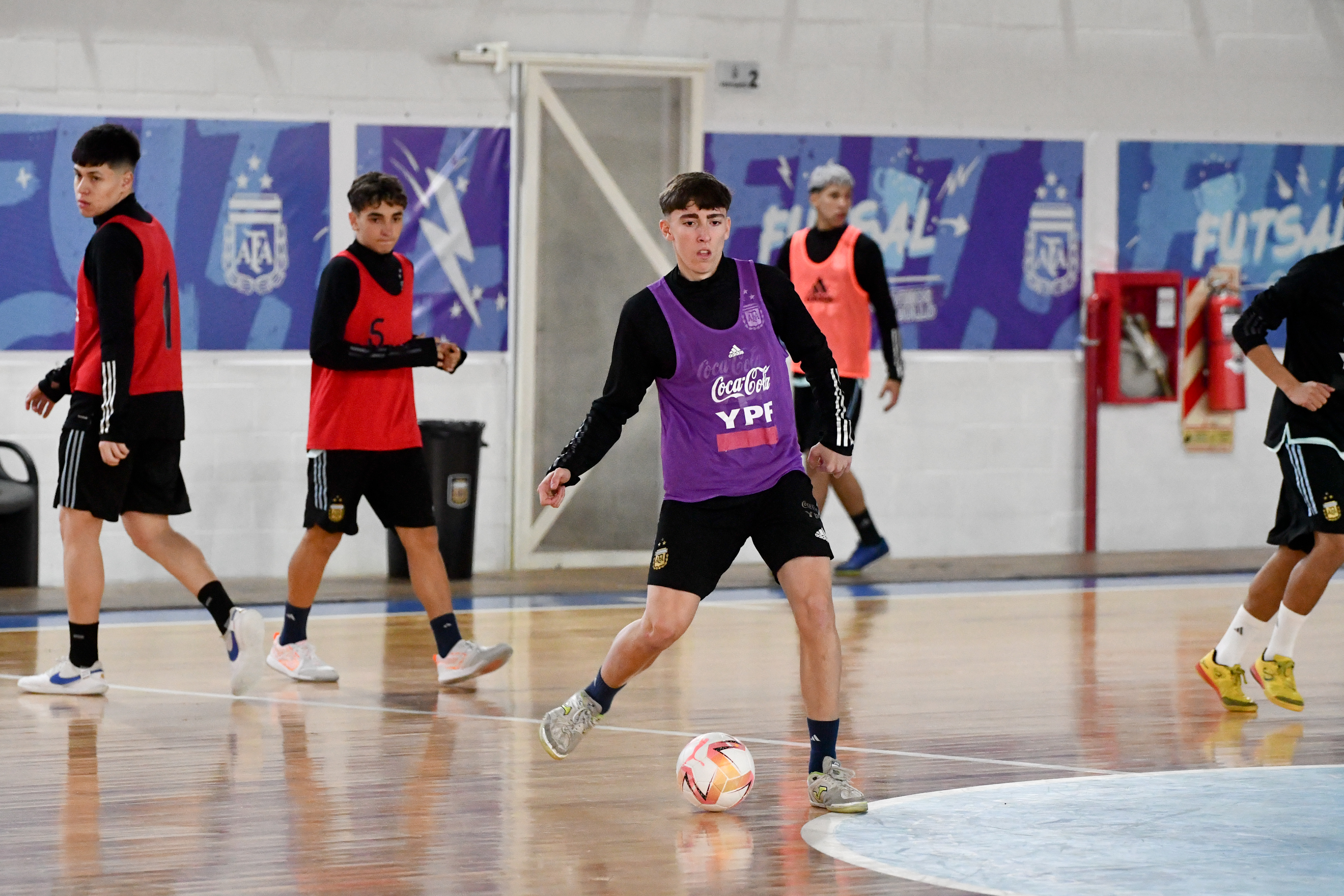 La Sub 17 de futsal cerró su semana con un amistoso ante Hebraica