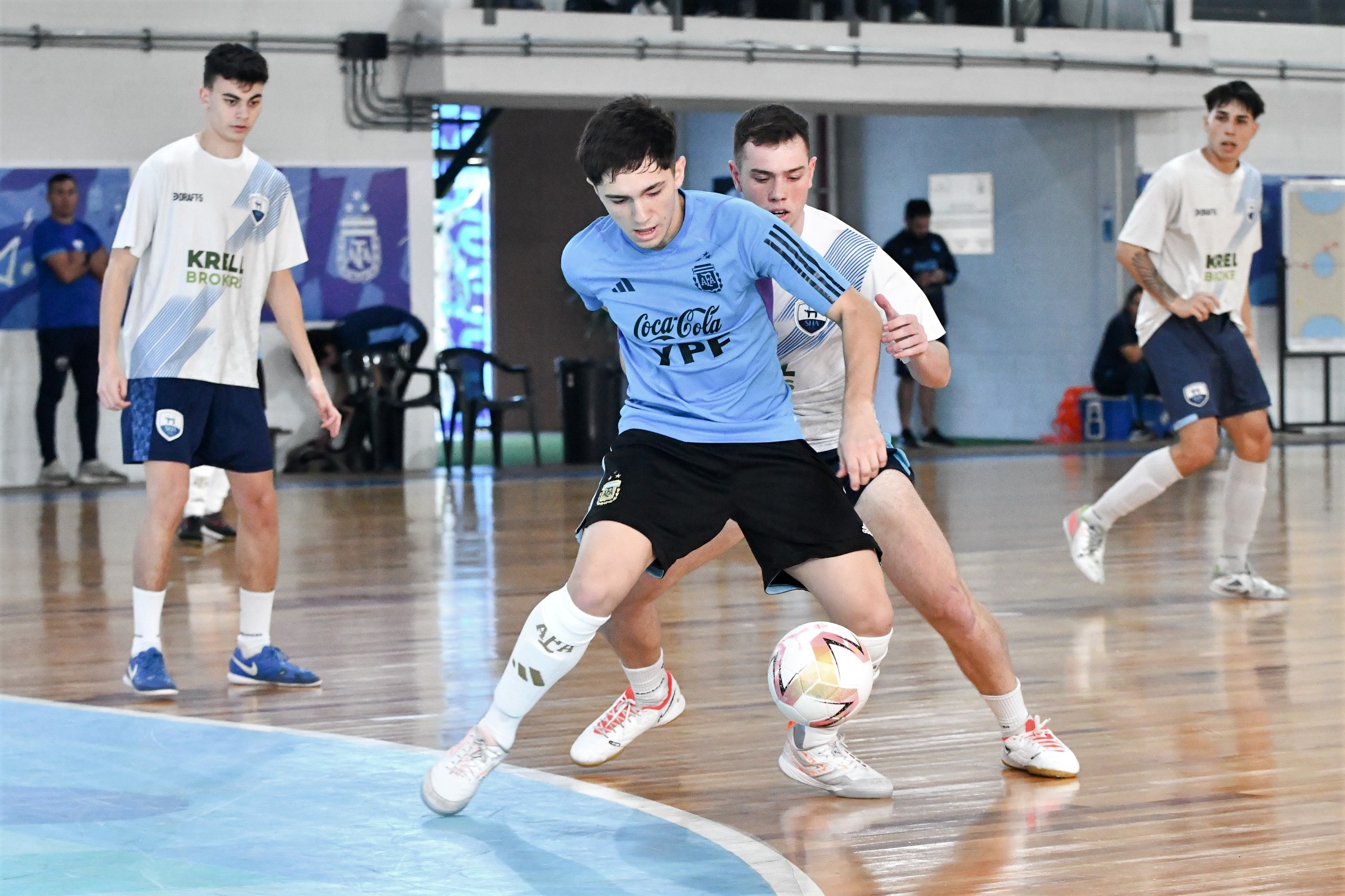 La Sub 17 de futsal cerró su semana con un amistoso ante Hebraica