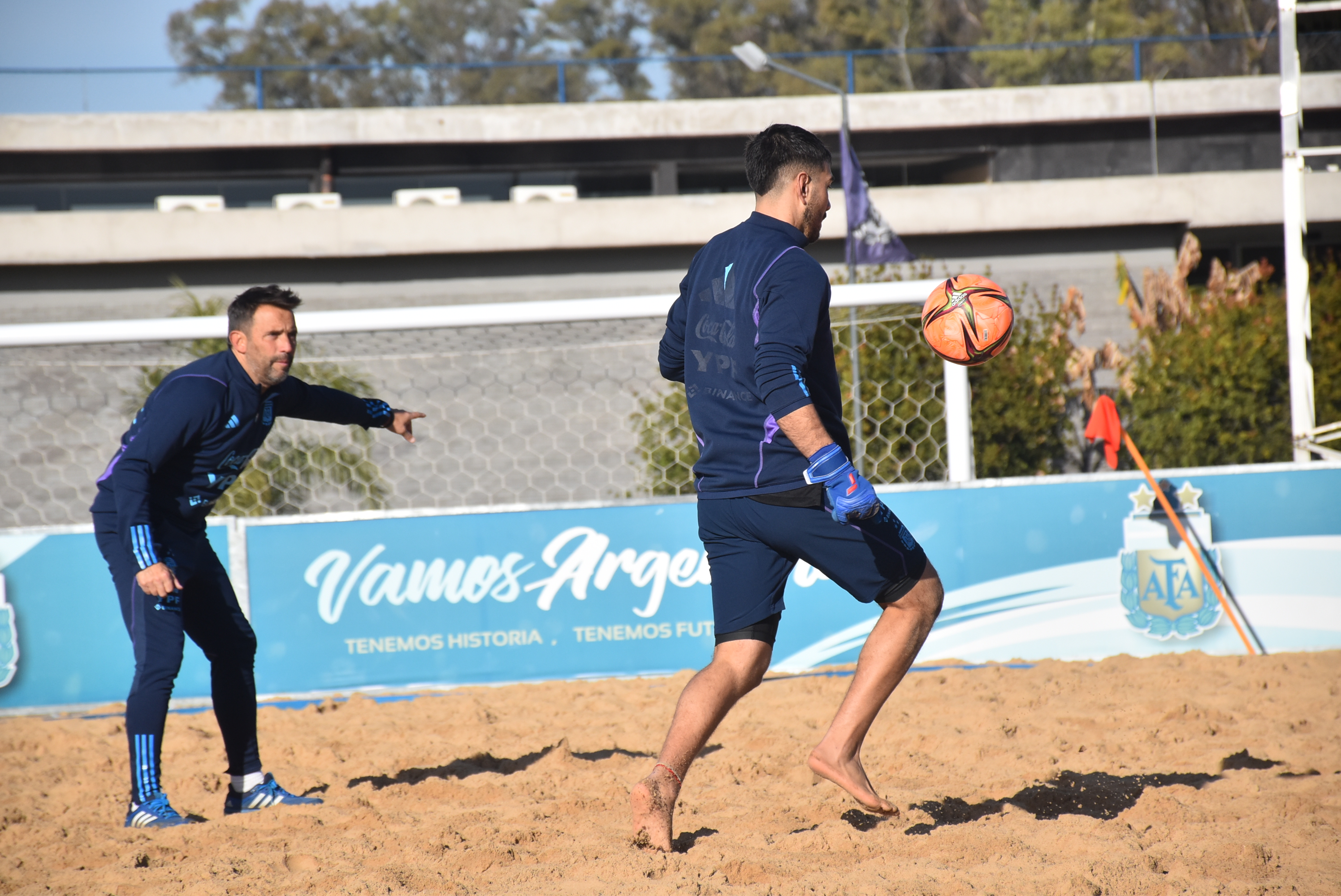 Las Selecciones de Fútbol Playa mayor y Sub20 se entrenaron esta mañana para completar la semana de trabajo