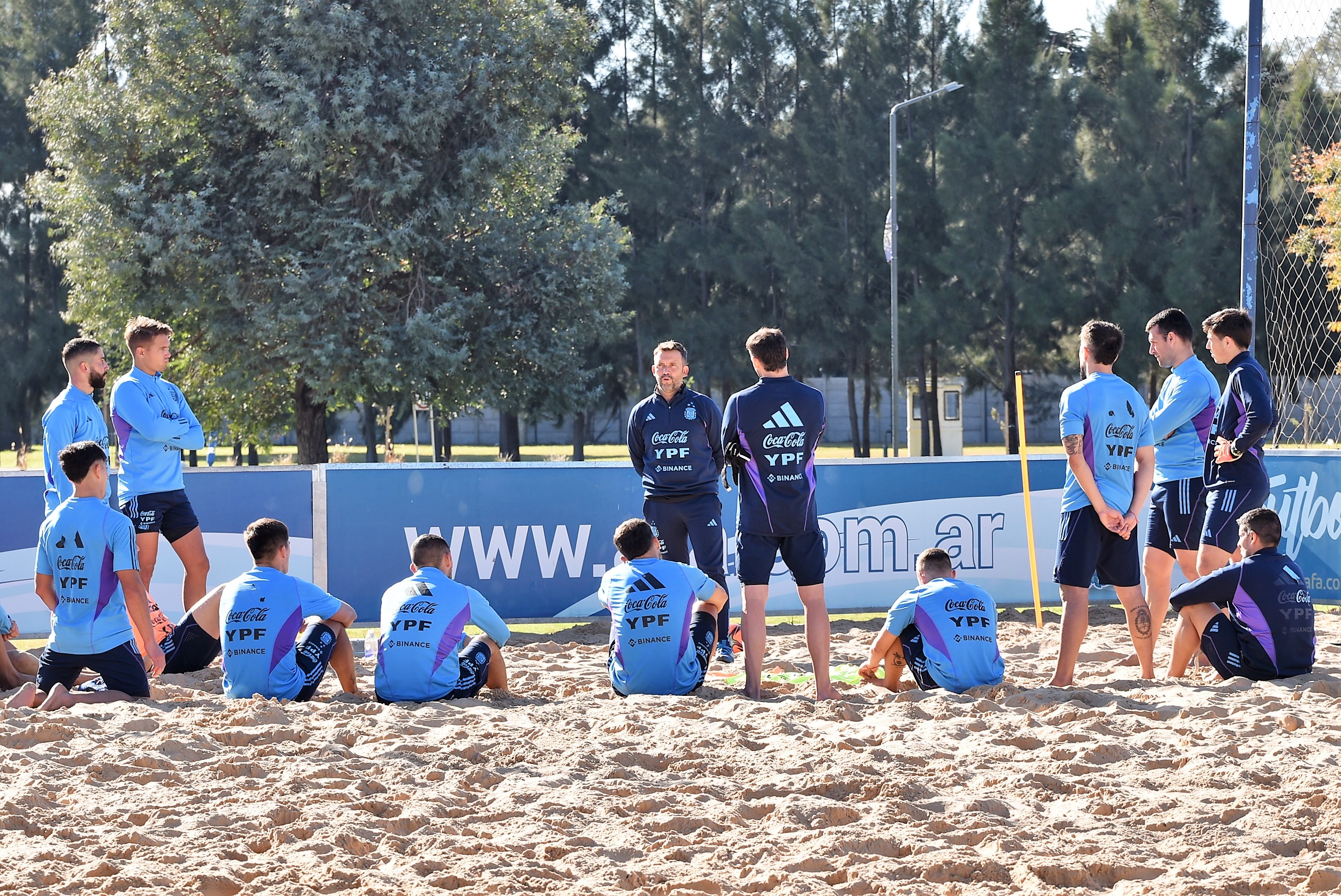Las Selecciones de Fútbol Playa mayor y Sub20 se entrenaron esta mañana para completar la semana de trabajo