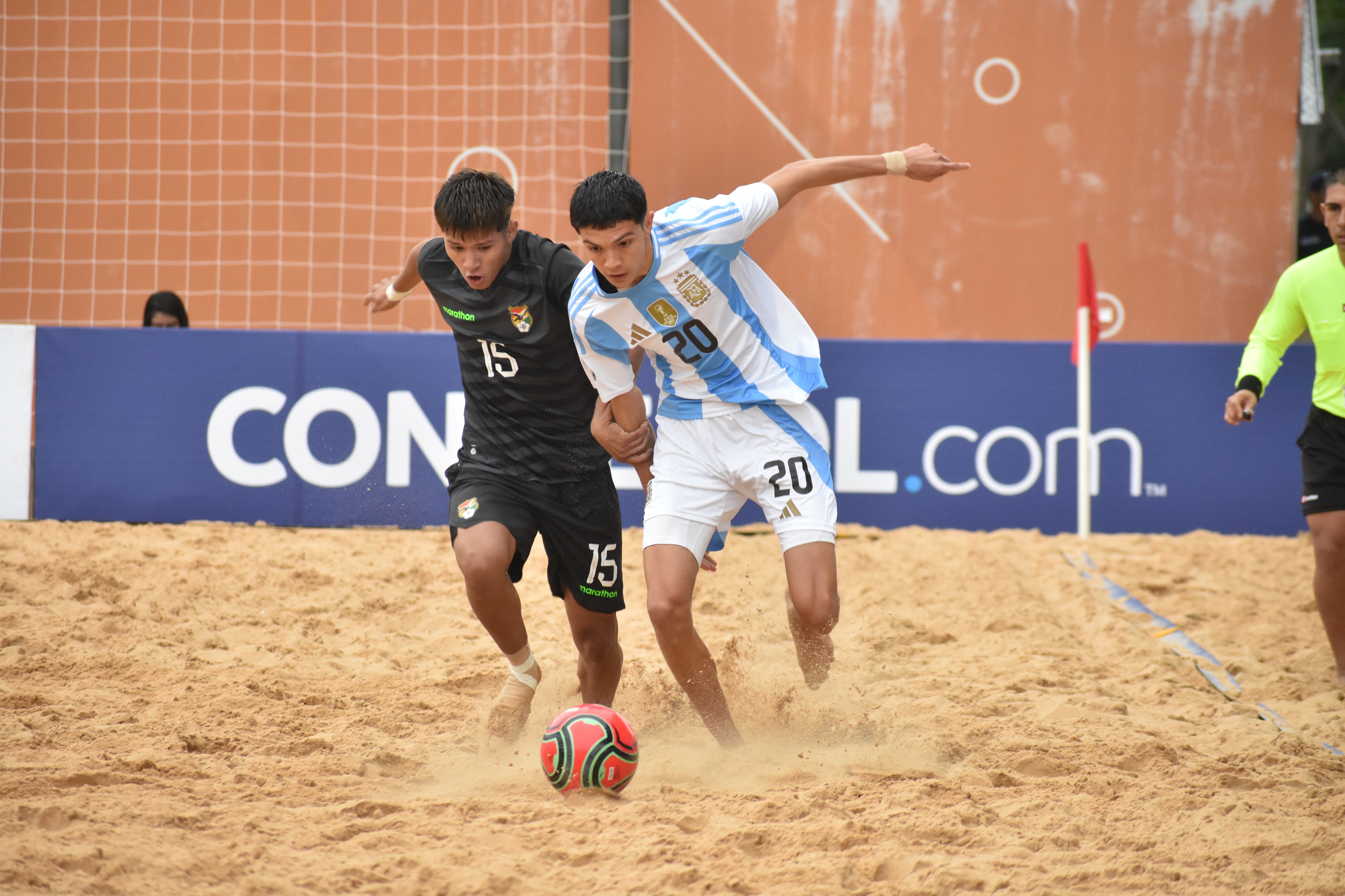 Liga Evolución de Fútbol Playa: la Mayor y la Sub 20 vencieron 3-2 a sus pares de Bolivia