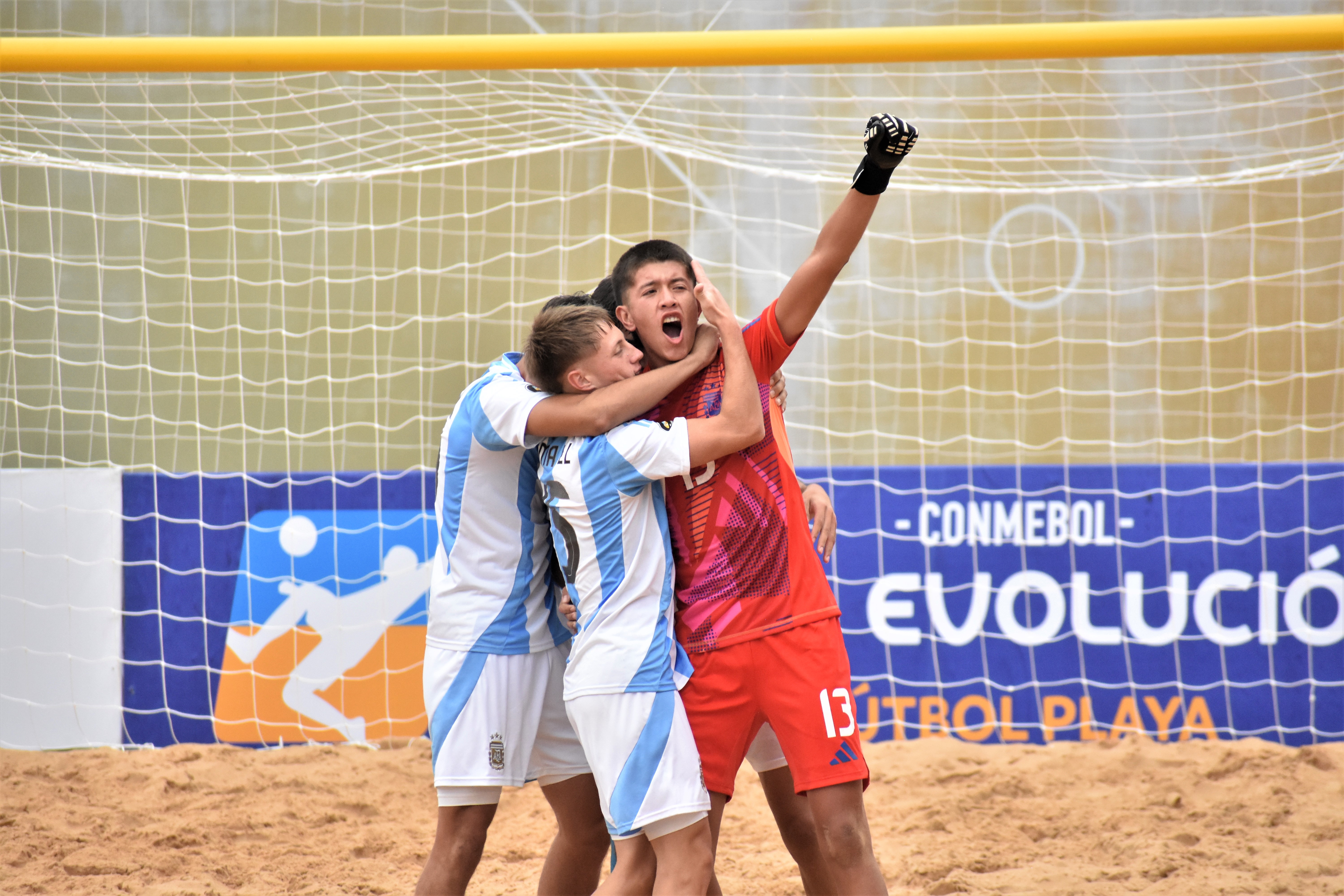 Liga Evolución de Fútbol Playa: la Mayor y la Sub 20 vencieron 3-2 a sus pares de Bolivia