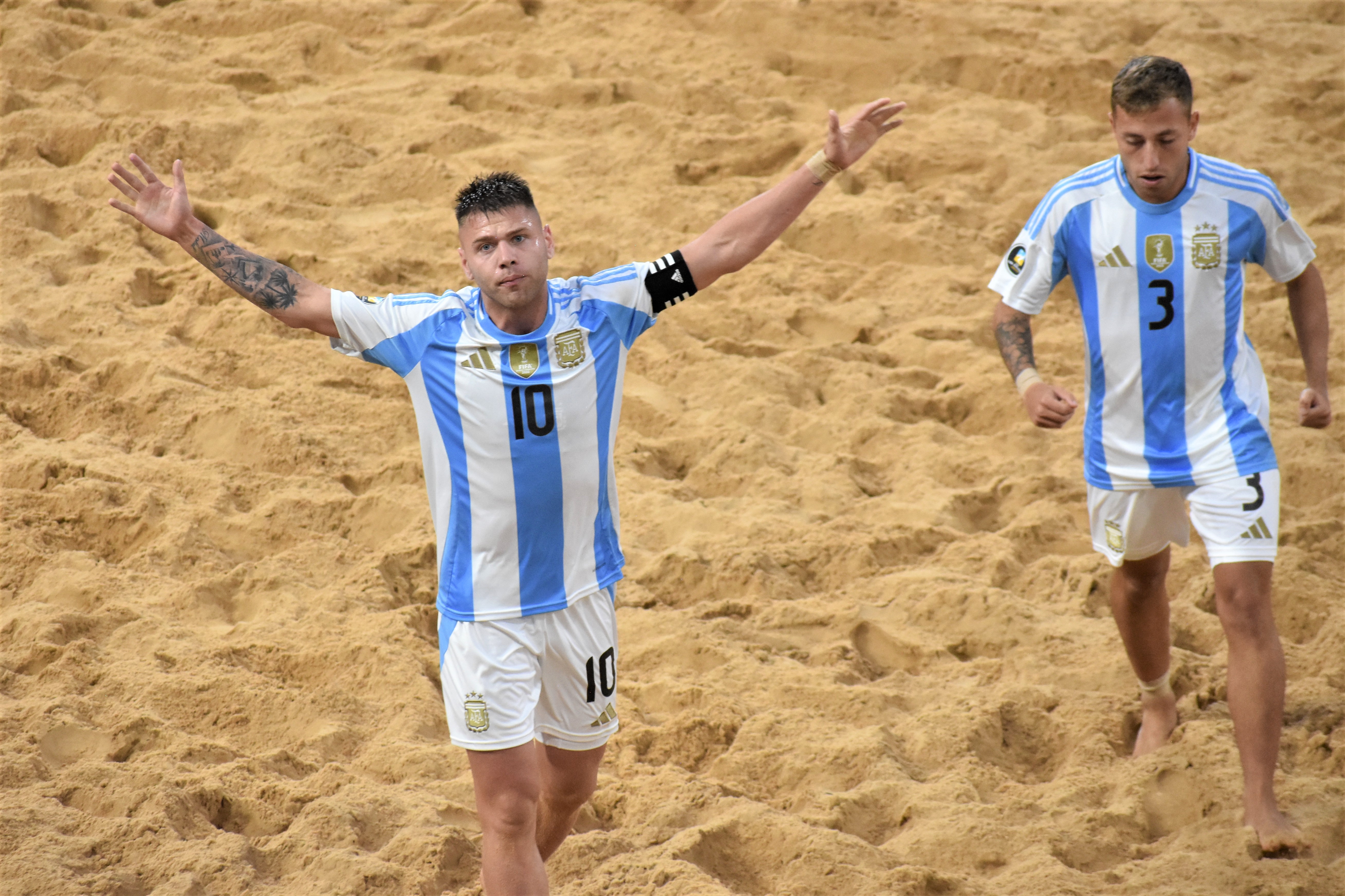 Liga Evolución de Fútbol Playa: la Mayor y la Sub 20 vencieron 3-2 a sus pares de Bolivia