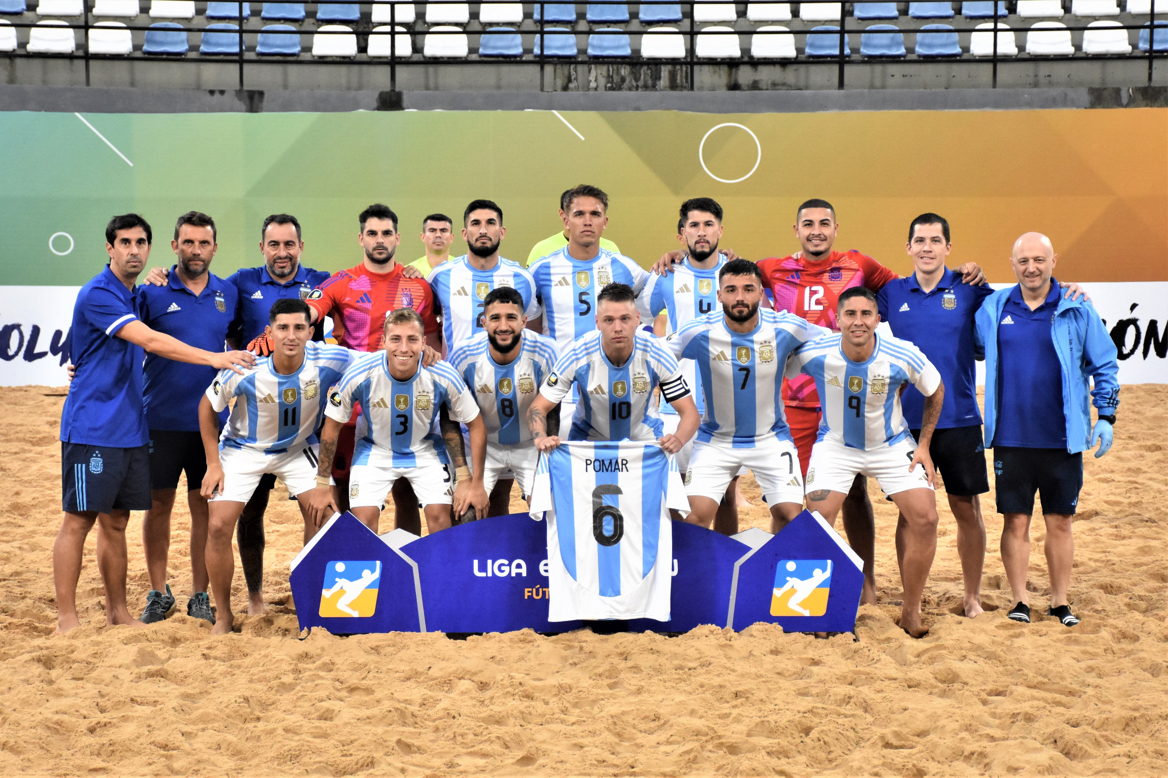 Liga Evolución de Fútbol Playa: la Mayor y la Sub 20 vencieron 3-2 a sus pares de Bolivia
