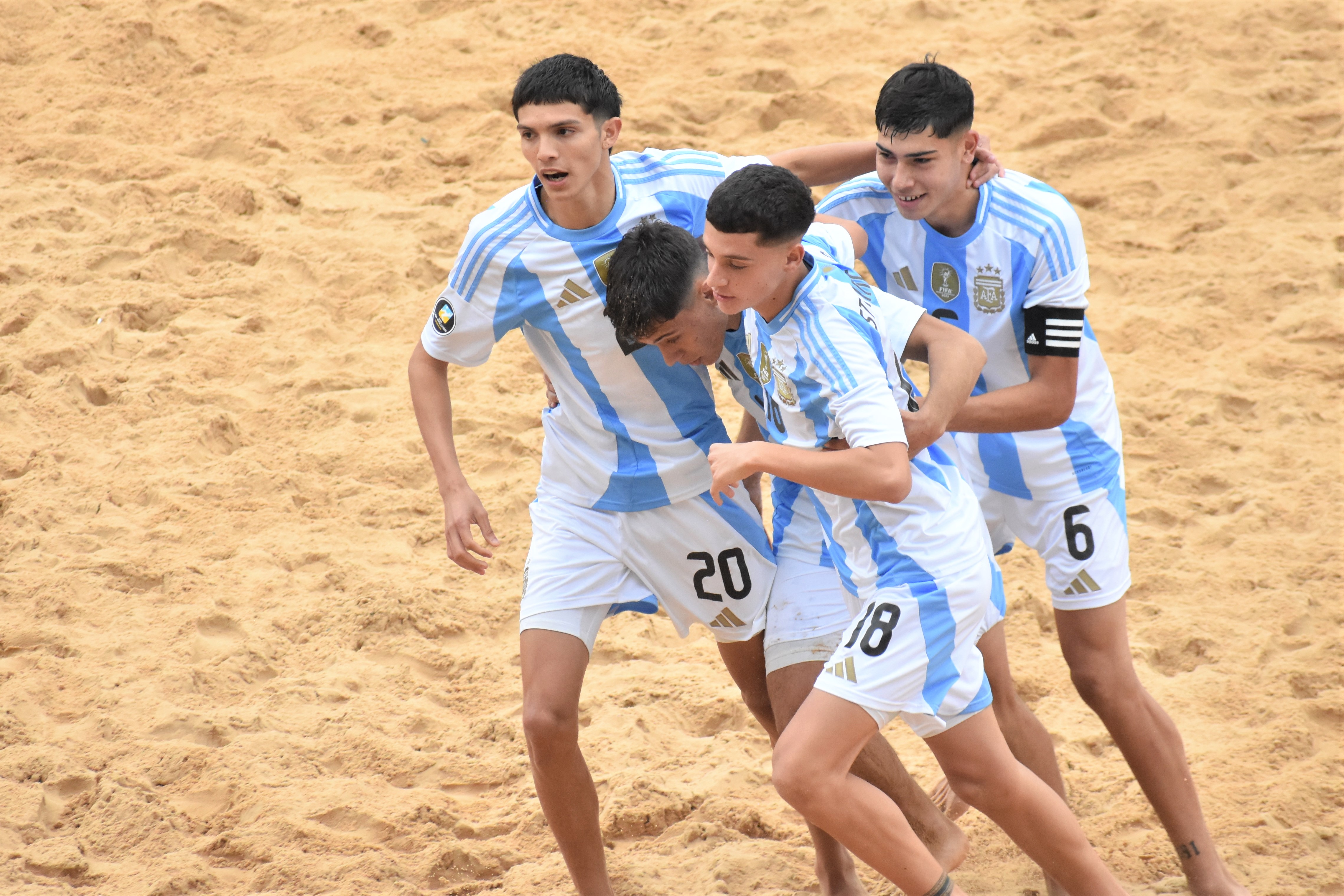 Liga Evolución de Fútbol Playa: la Mayor y la Sub 20 vencieron 3-2 a sus pares de Bolivia
