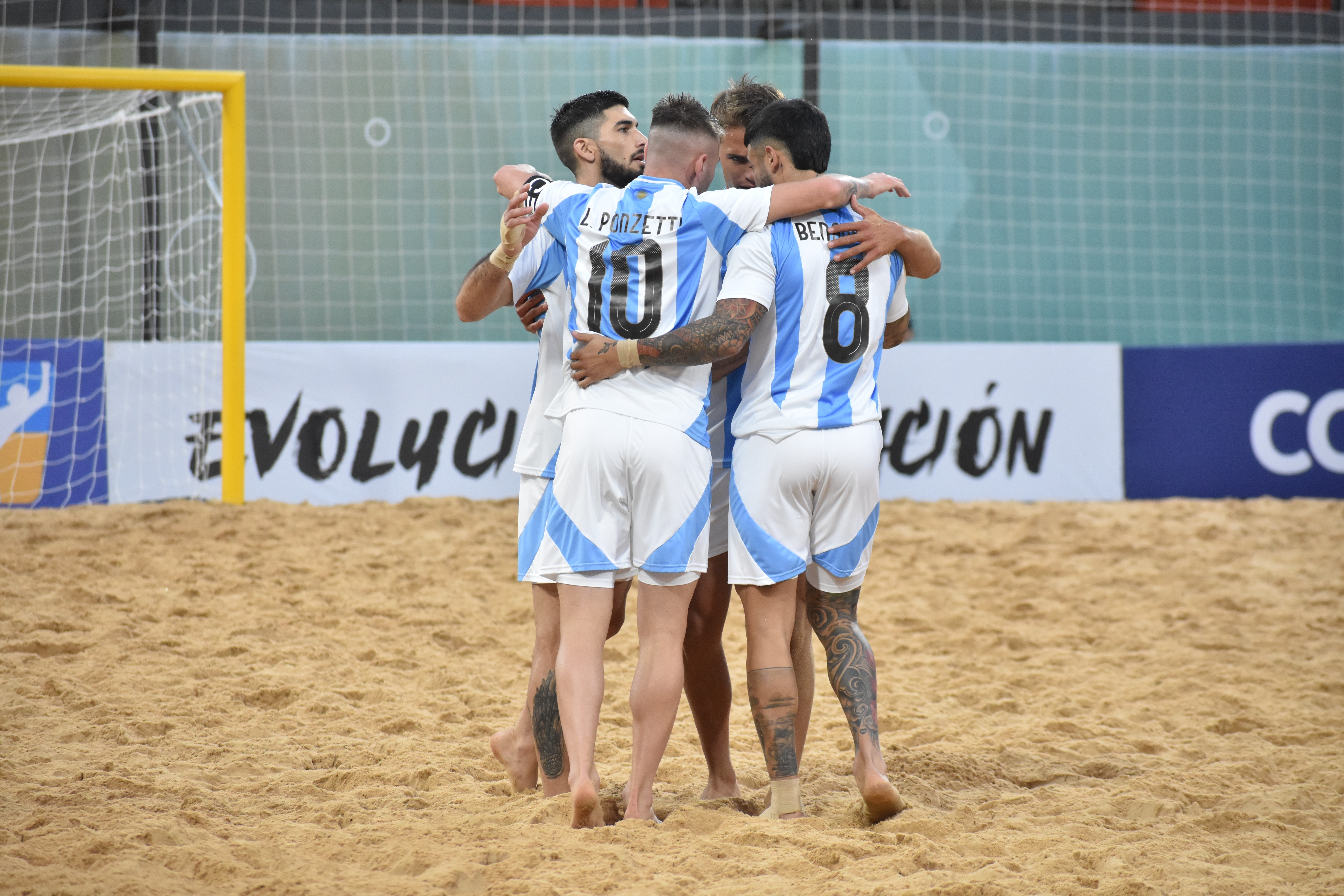 Liga Evolución de Fútbol Playa: la Mayor y la Sub 20 vencieron 3-2 a sus pares de Bolivia