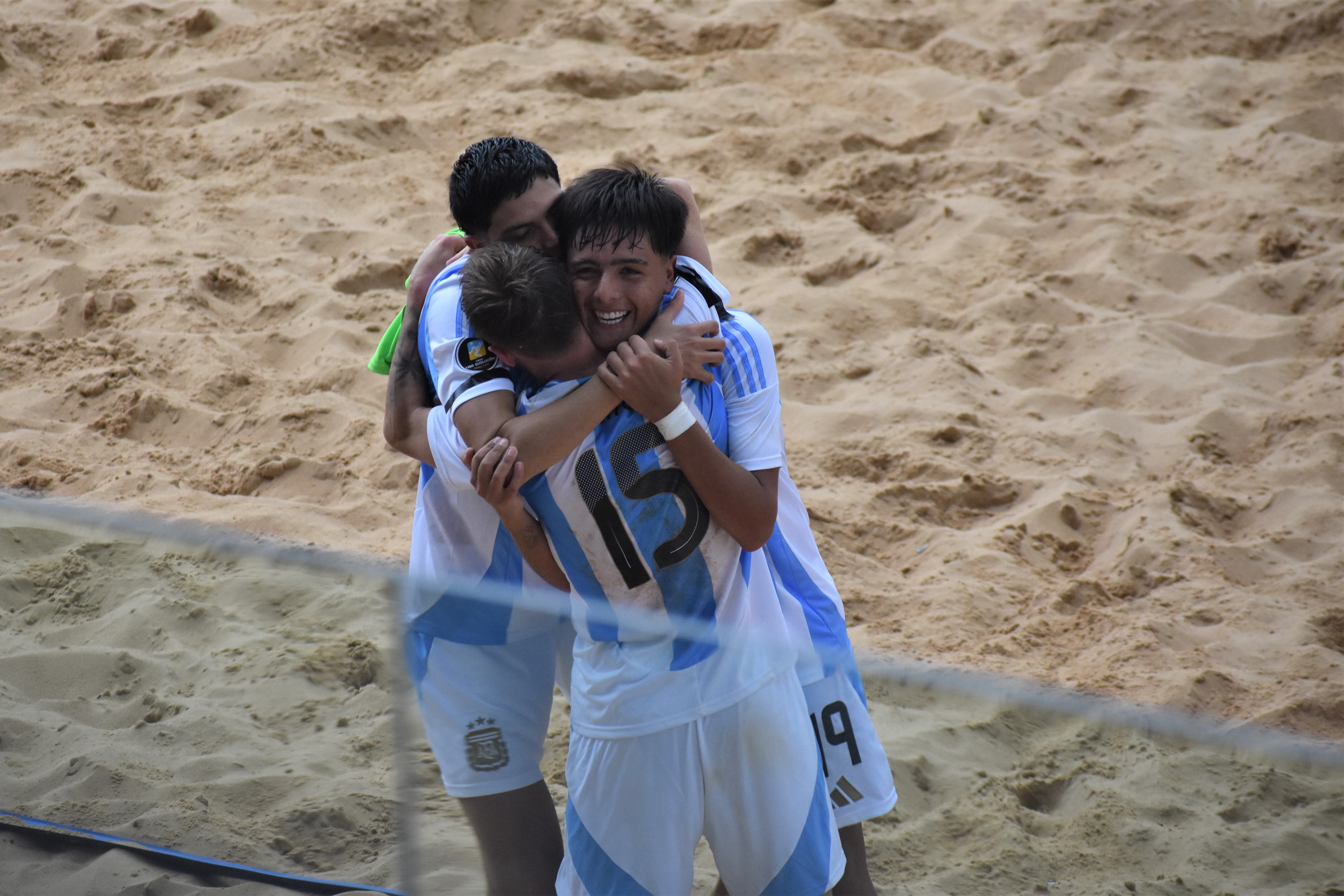 Liga Evolución de Fútbol Playa: ganó la Sub 20 y perdió la Mayor