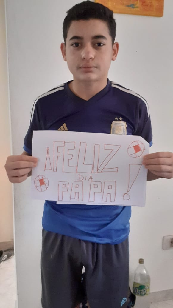 Los chicos saludaron a los padres en su día