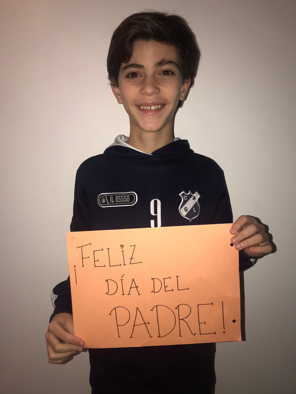 Los chicos saludaron a los padres en su día