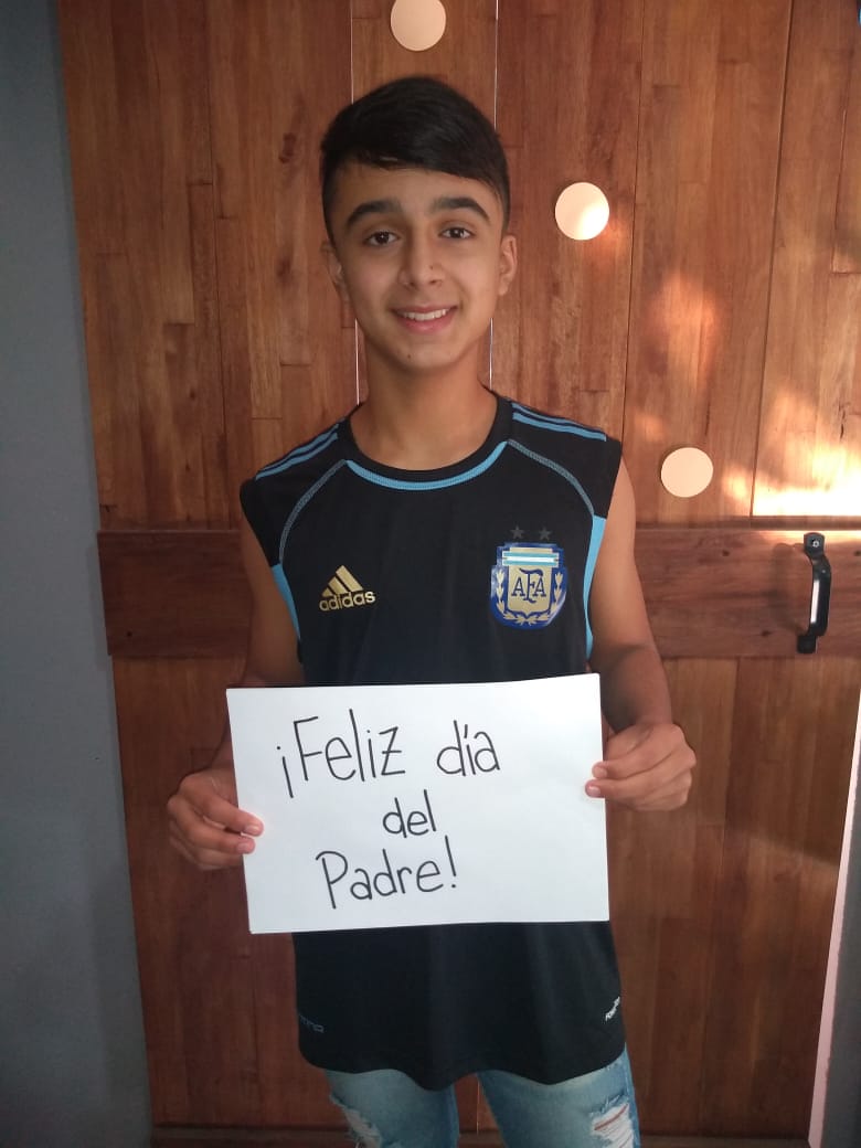 Los chicos saludaron a los padres en su día