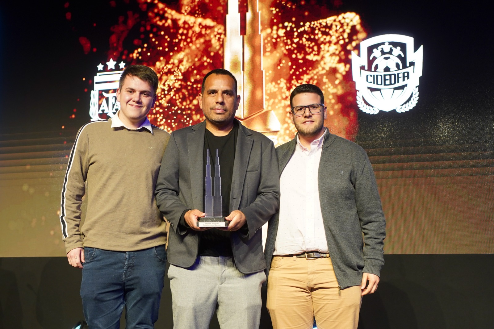 Se entregaron los premios Alumni en el predio de Ezeiza: el Presidente Tapia y la Selección Argentina recibieron el de oro 