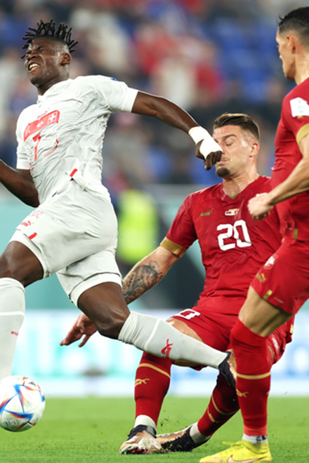 Suiza le ganó 3-2 a Serbia y avanzó a los octavos de final 